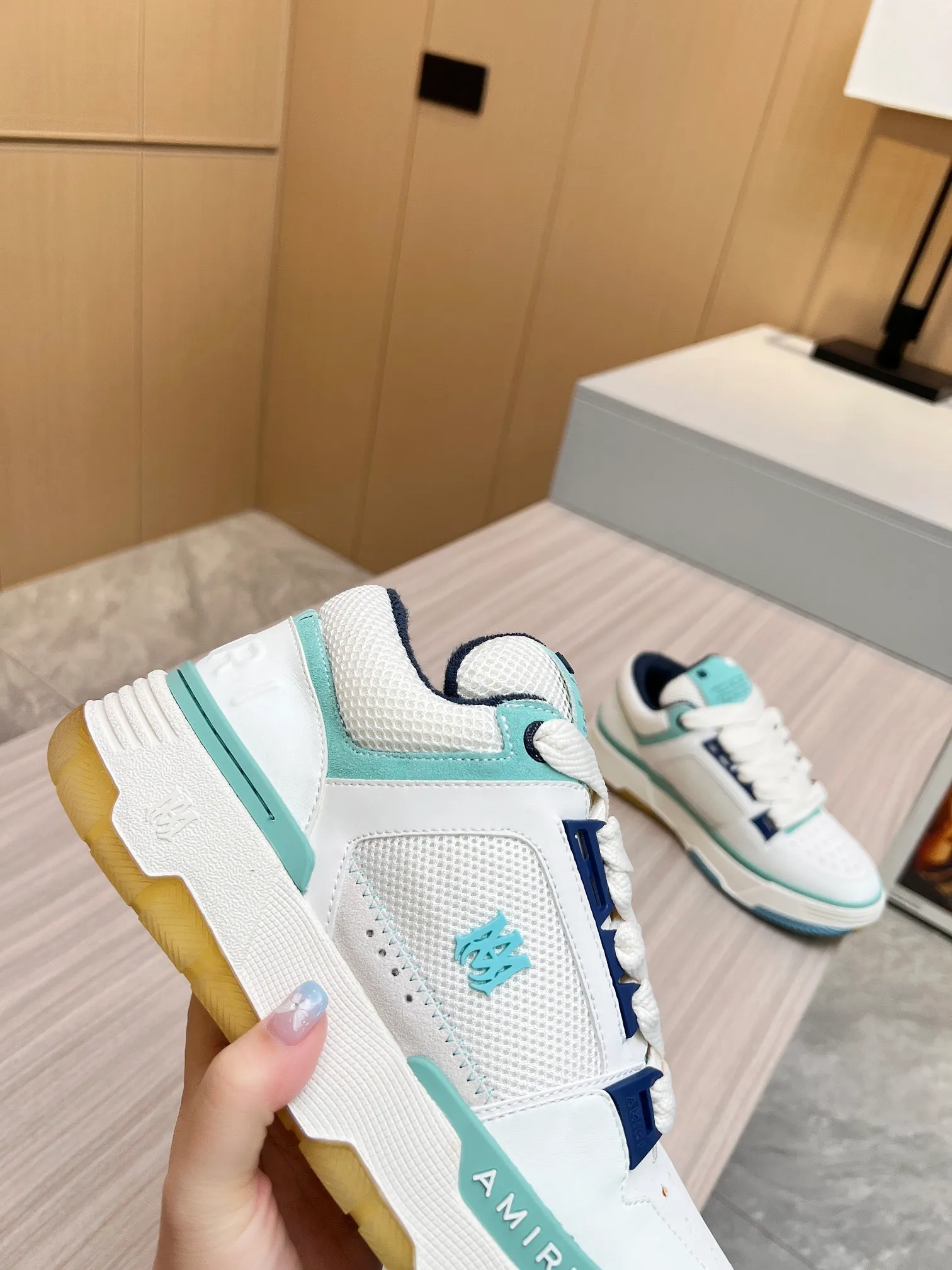 p620💰Men's shoes Amiri Emile's 2023 spring and summer new MA-1 bread shoes, couple models, casual sports shoes, sneakers Amiri gave up the rock punk style in the new season and used a large number of unsaturated colors, Morandi tones, whether you see or wear them, it will make people very happy. The large tongue of the bread shoes continues, shortens the length of the shoe body, thickens the midsole, and the toe part is more rounded. Amiri's brand letters and MA logo appear on the side of the shoe. Fabric: Original customized imported first-layer cowhide + mesh. Lining: Original customized breathable towel lining. Outsole. Foam combination material. Bottom thickness: 4CM. Size: Men's 39-45